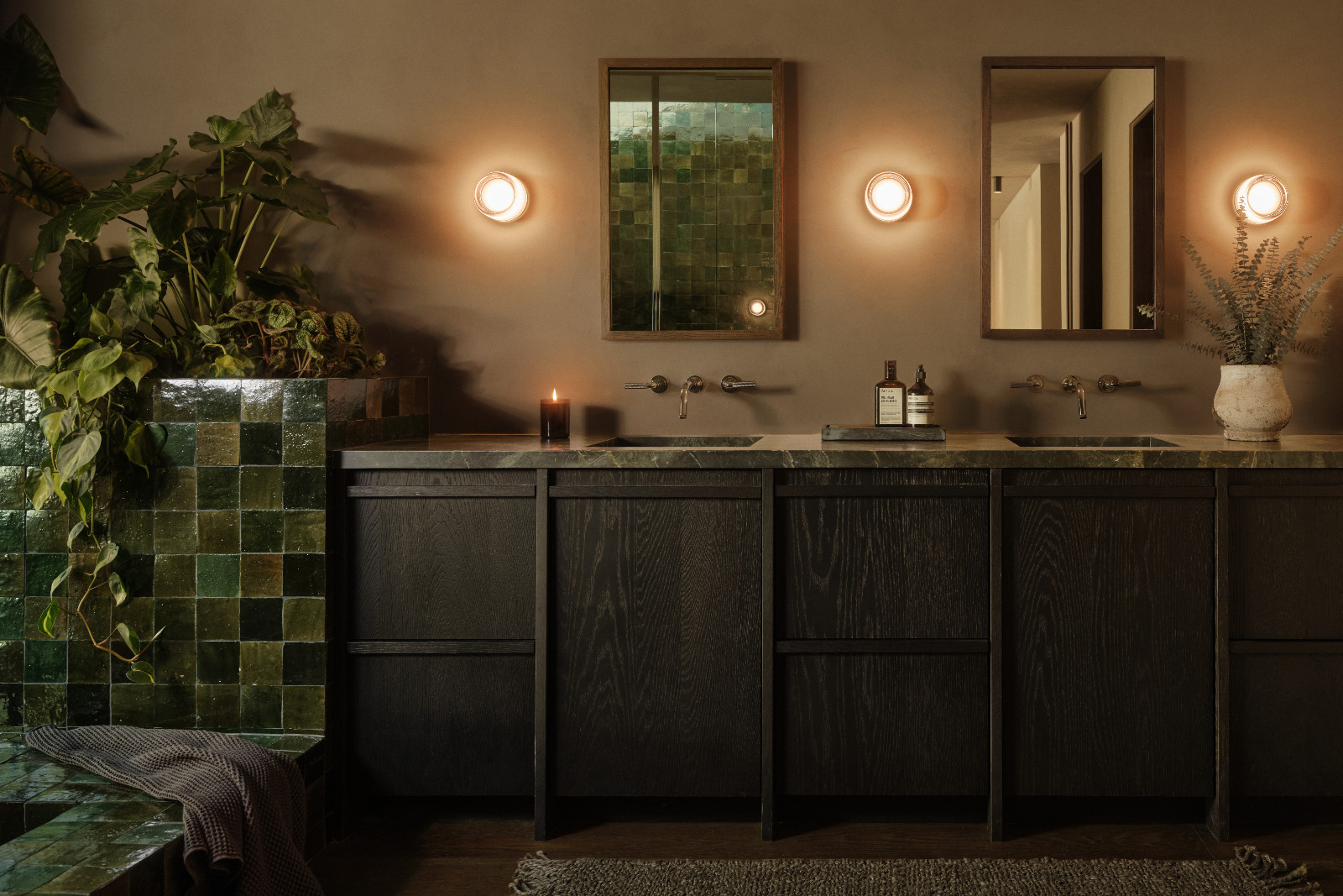 The primary bathroom of a Los Angeles home by SLS Properties