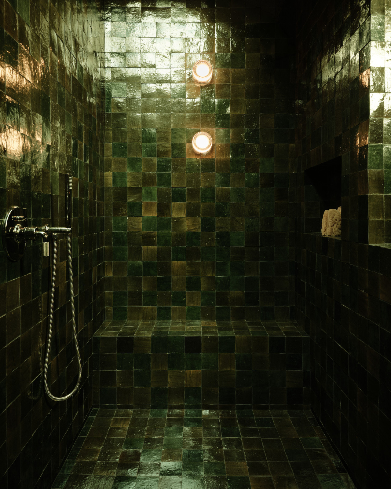 The bathroom of a Los Angeles home by SLS Properties