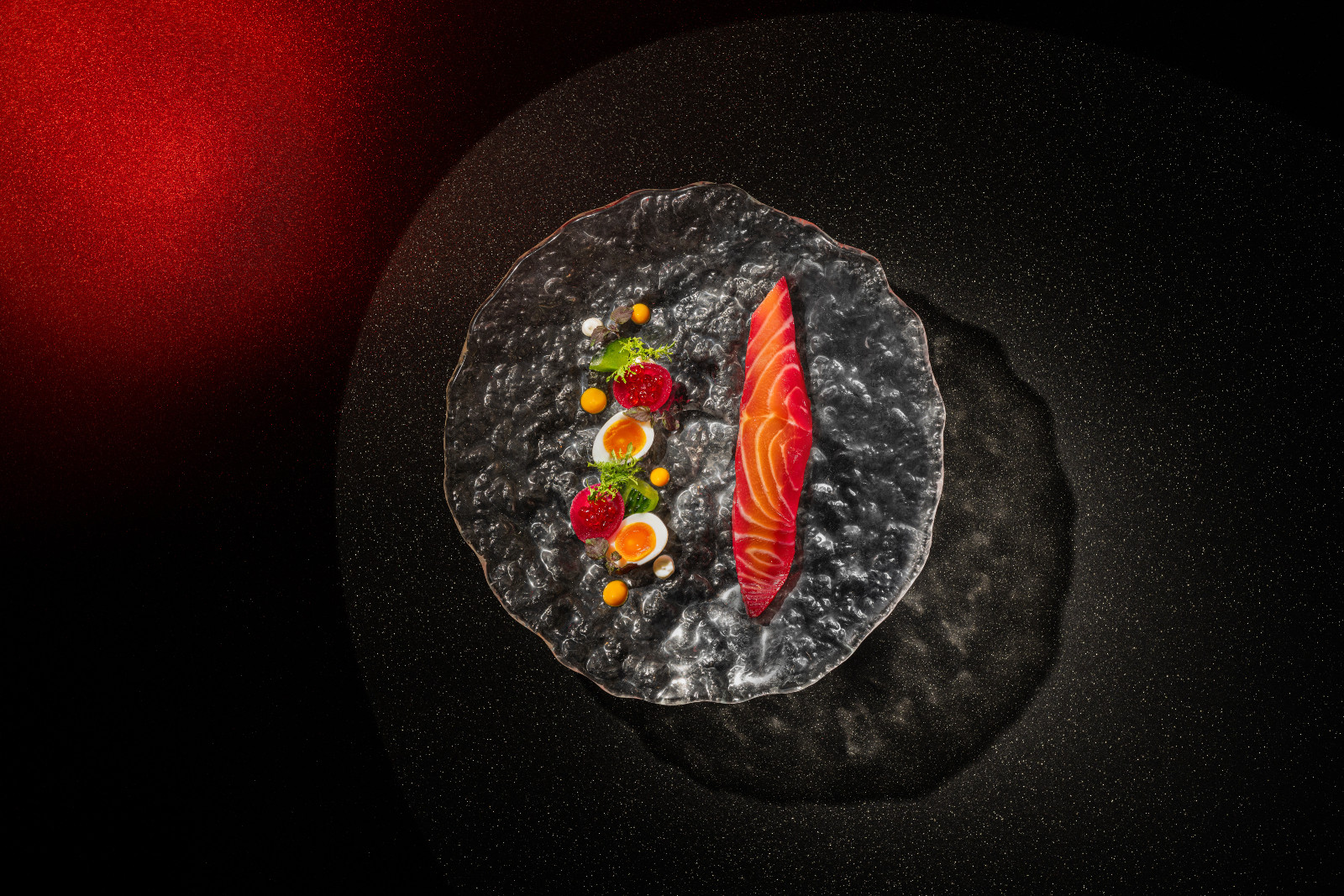 Smoked salmon, pickled beet | mango turmeric (Photo: MGM Cotai)