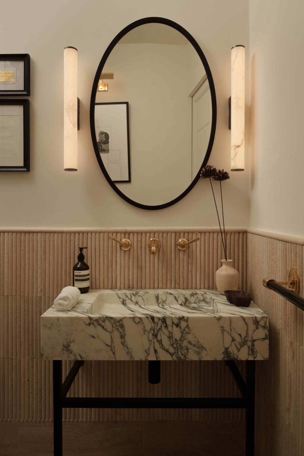 The guest bathroom with a Miroir pour toi mirror, flanked by the Sarral wall lights by Pure White Lines