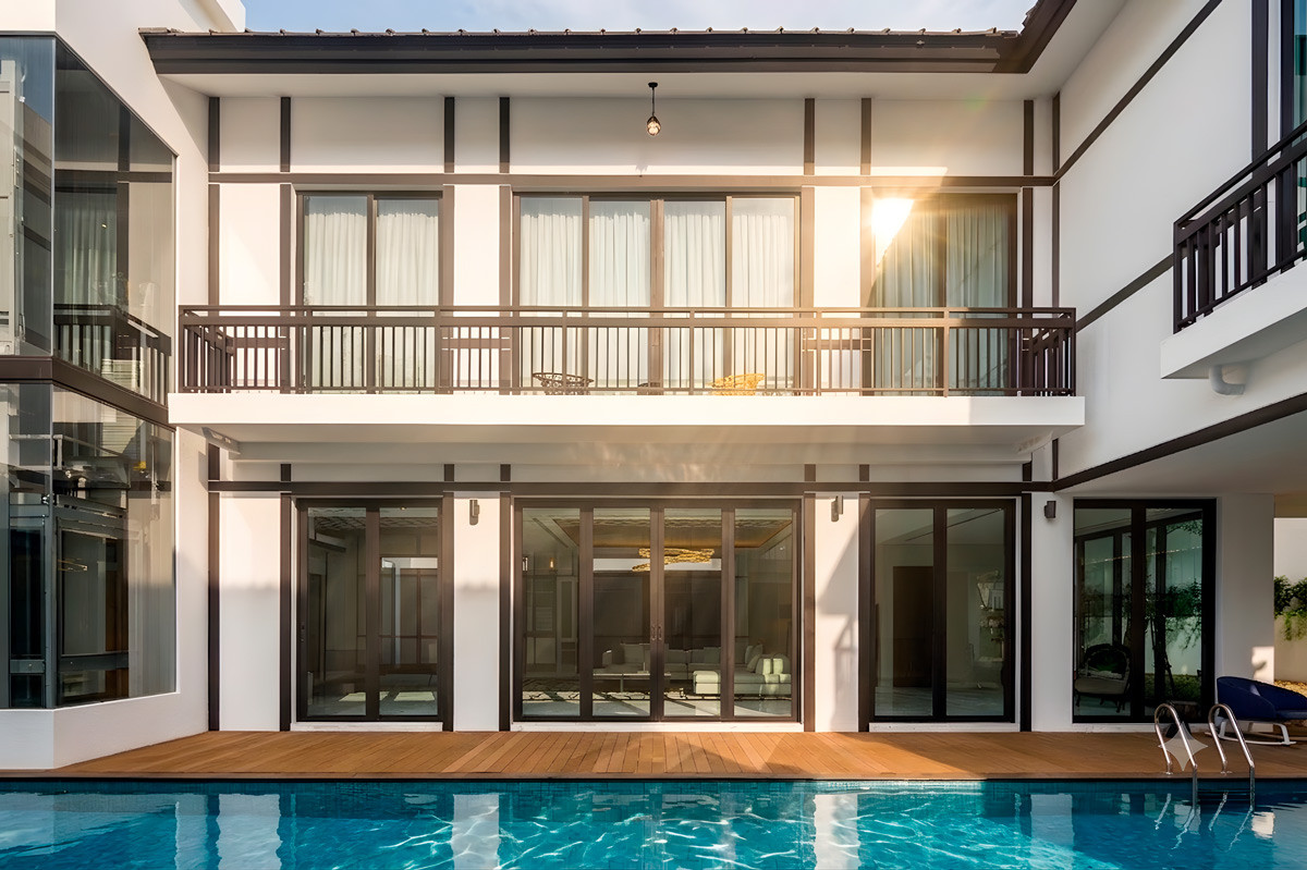 The distinct black outlines on the exterior are a unique characteristic of this GCB on Cable Road whose interiors is refurbished by Designworx Interior Consultant