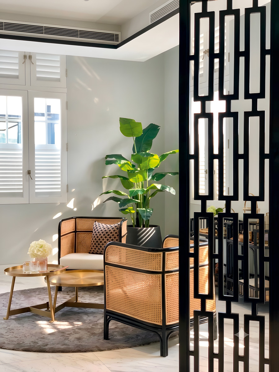 In this living room, Designworx pairs decorative screen and the woven finish of the armchairs are tributes to the architecture