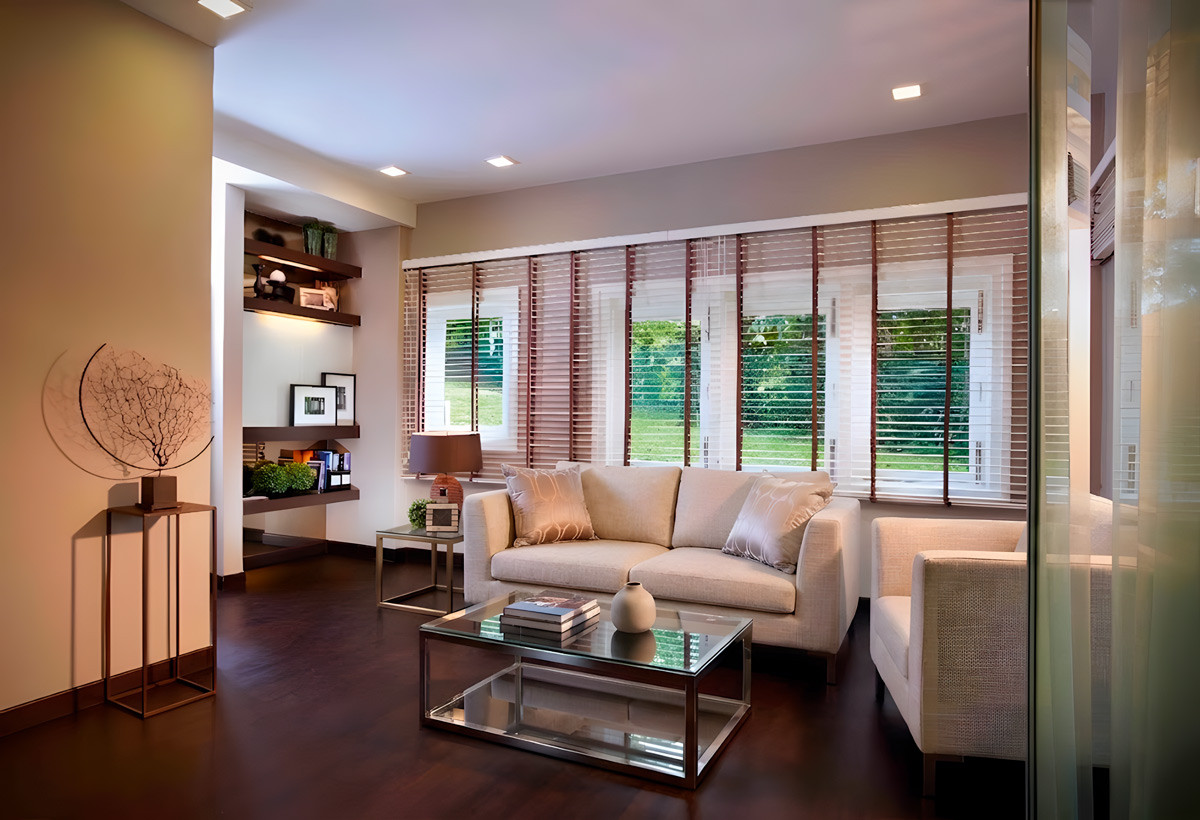 Dark furnishings and flooring give this learning institute’s lounge by Designworx, located in a black-and-white bungalow, a distinguished yet cocooning feel