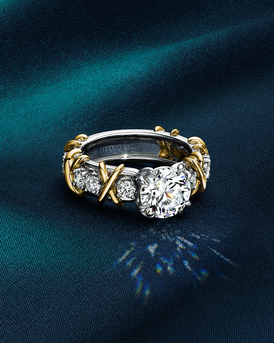 แหวนเพชรเม็ดเดี่ยว Sixteen Stone ในแพลทินัมและทองคำเหลืองประดับเพชรจาก Tiffany & Co. (Image: Tiffany & Co.)
