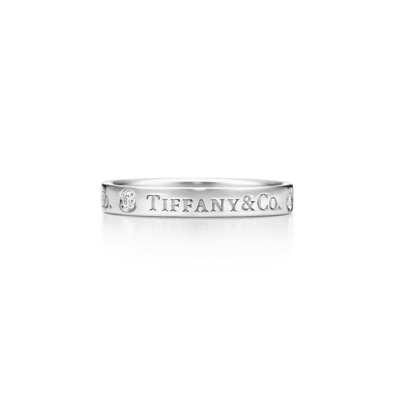 แหวนแบน T&CO.® ตัวเรือนแพลทินัมประดับเพชร (Image: Tiffany & Co.)
