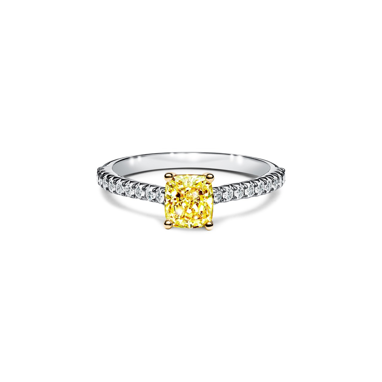 แหวนเพชรเม็ดเดี่ยวสีเหลืองรุ่น Tiffany Novo® พร้อมตัวเรือนแพลทินัมประดับเพชรพาเว่ (Image: Tiffany & Co.)