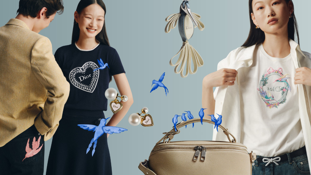 Các thiết kế mới của Dior, nổi bật với họa tiết chim và hoa trên trang phục và phụ kiện.