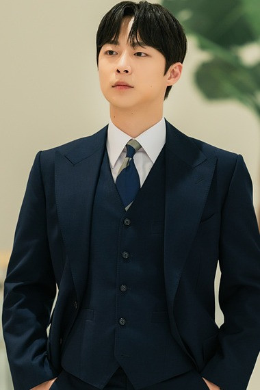 Bae In-hyuk as male lead Kang Tae-ha with Lee Se-young in ‘The Story of Park’s Marriage Contract’
