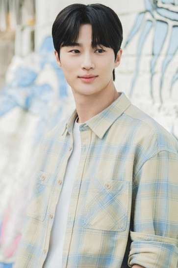 Byeon Woo-seok as K-pop idol Ryu Sun-jae with Kim Hye-yoon in ‘Lovely Runner’ K-drama