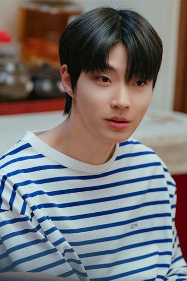 Hwang In-youp as main lead Kim San-ha with Jung Chae-yeon in ‘Family by Choice’