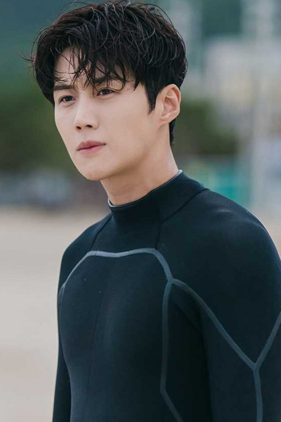 Kim Seon-ho as main lead Hong Du-sik with Shin Min-a in ‘Hometown Cha-Cha-Cha’
