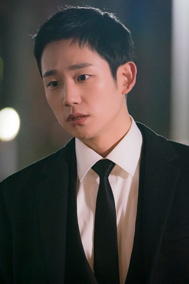 Jung Hae-in as romantic main lead Seo Jun-hui with Son Ye-jin in ‘Something in the Rain’