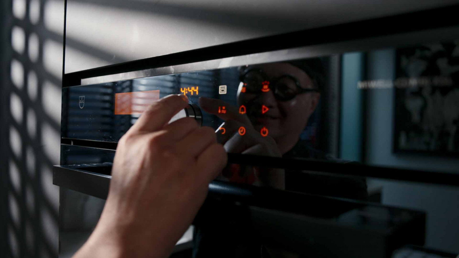Setting the precise digital timer on a V-ZUG oven