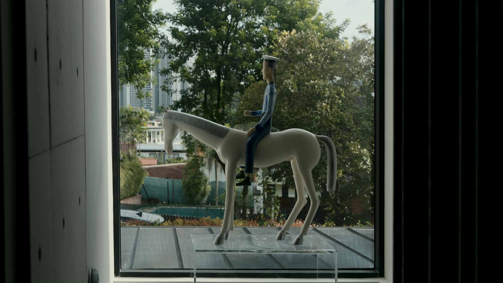 Yu Fan's white horse and sailor, the sculpture that waited years for its window