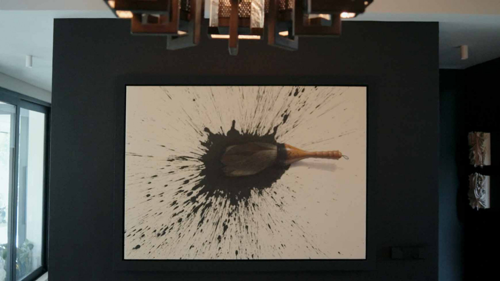 Lee Jung Woong's hyper-realistic brush painting, so precise that guests often ask if the brush is real