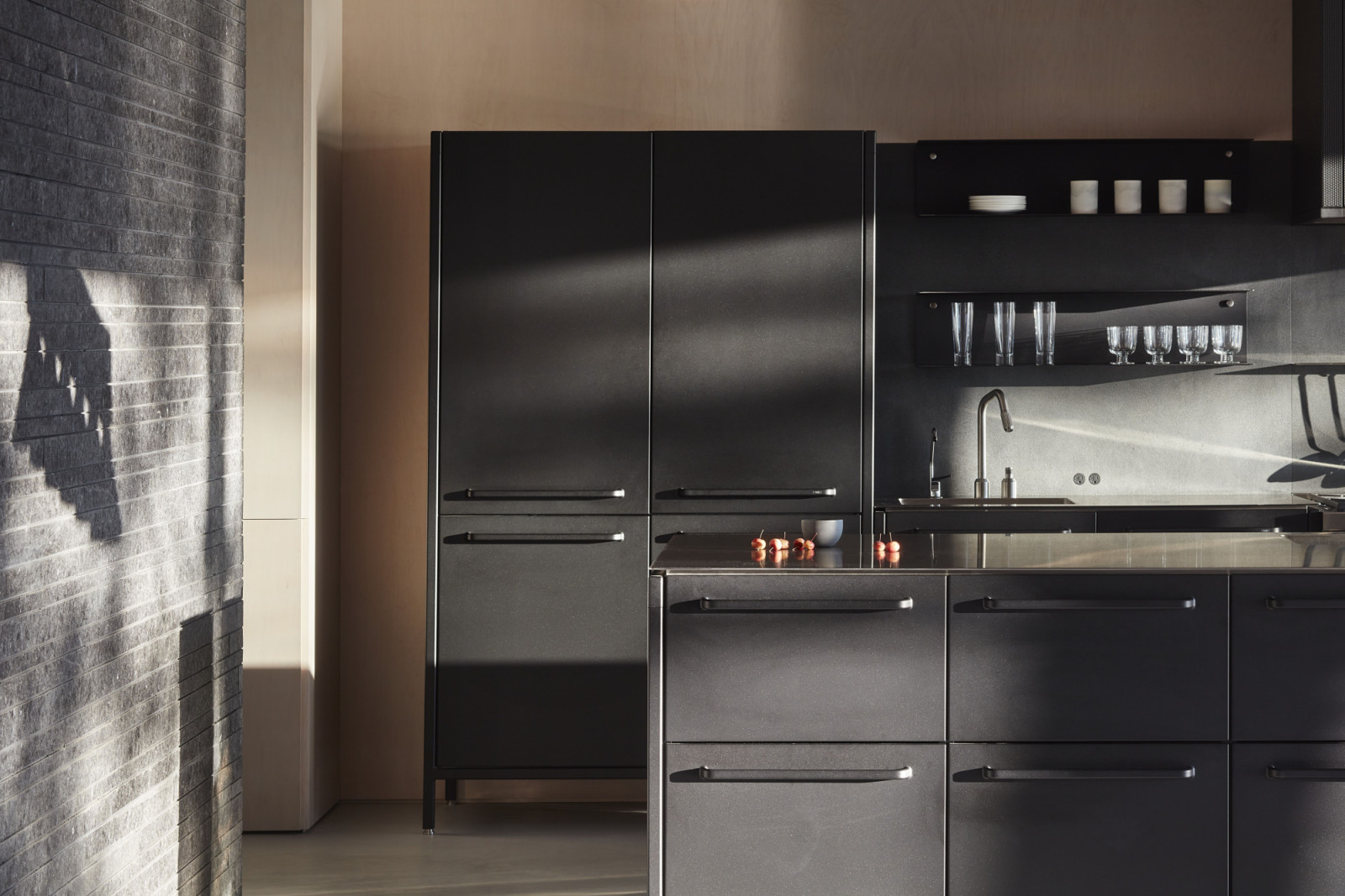 The kitchen is fitted with a Vipp modular system in stainless steel and powder-coated aluminium