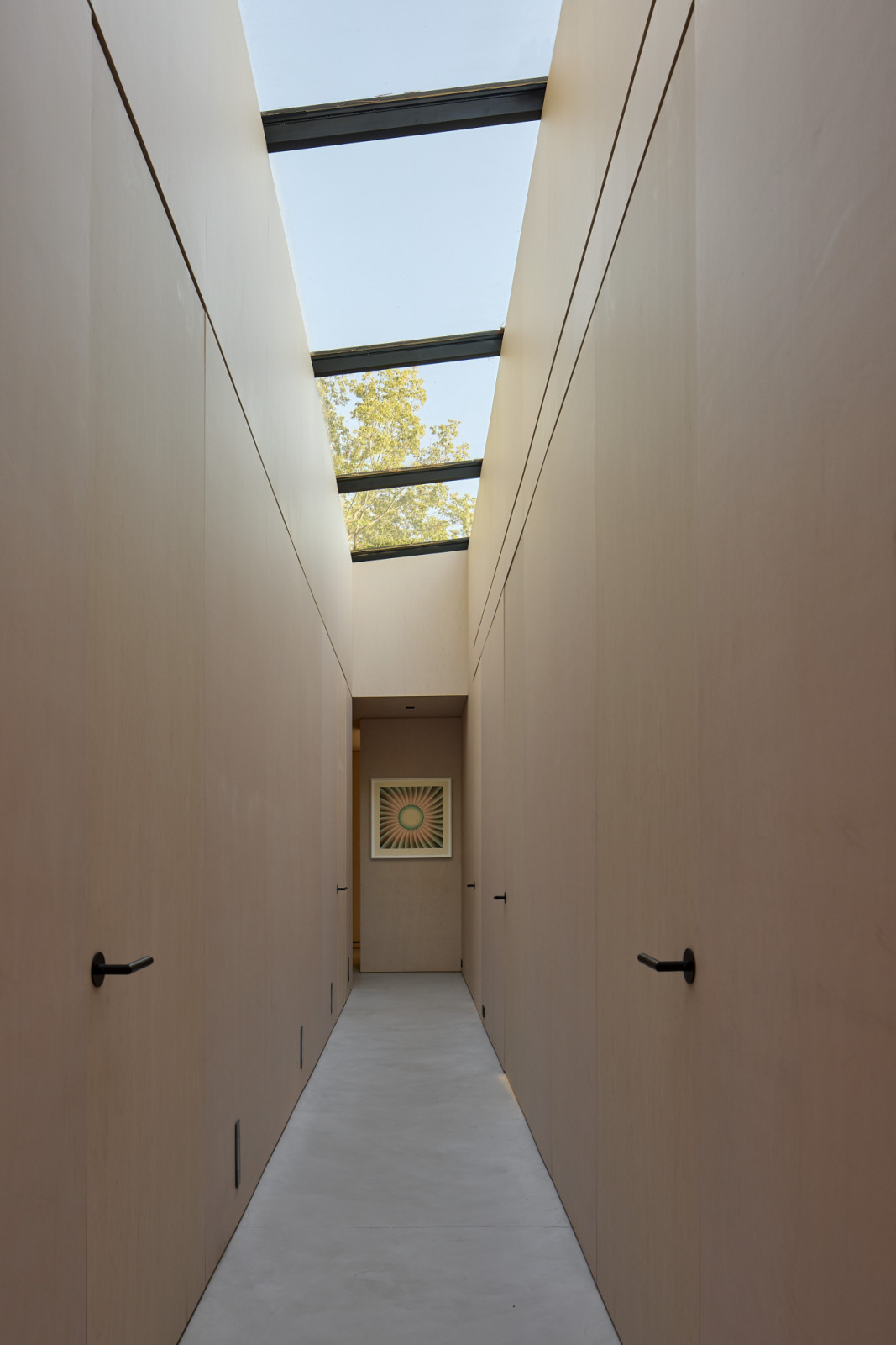 Door levers with discreetly hidden thresholds