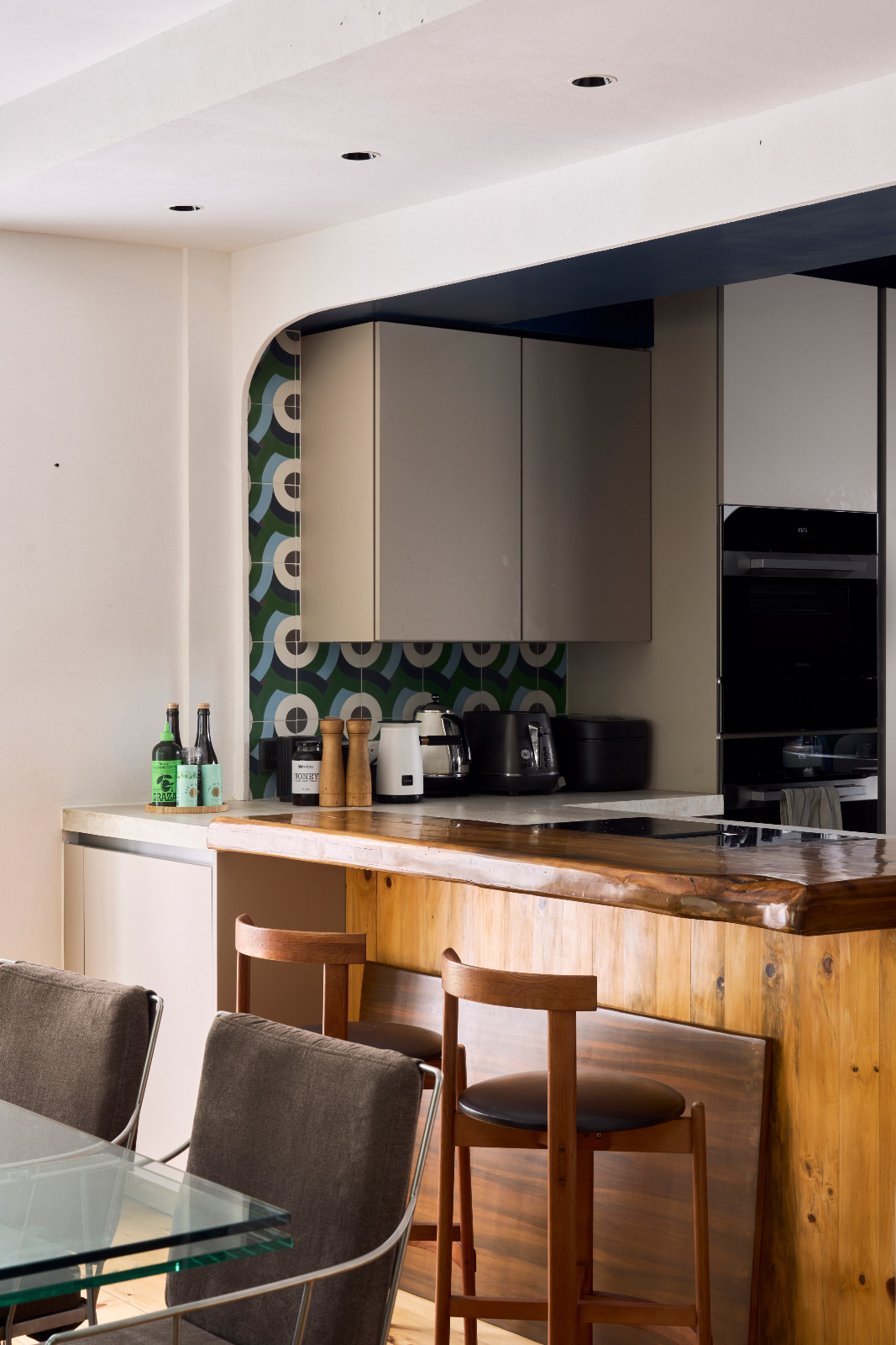 The kitchen retained the original tiles chosen by the previous owner and retrofitted the existing wood elements to fit the Garcia’s lifestyle