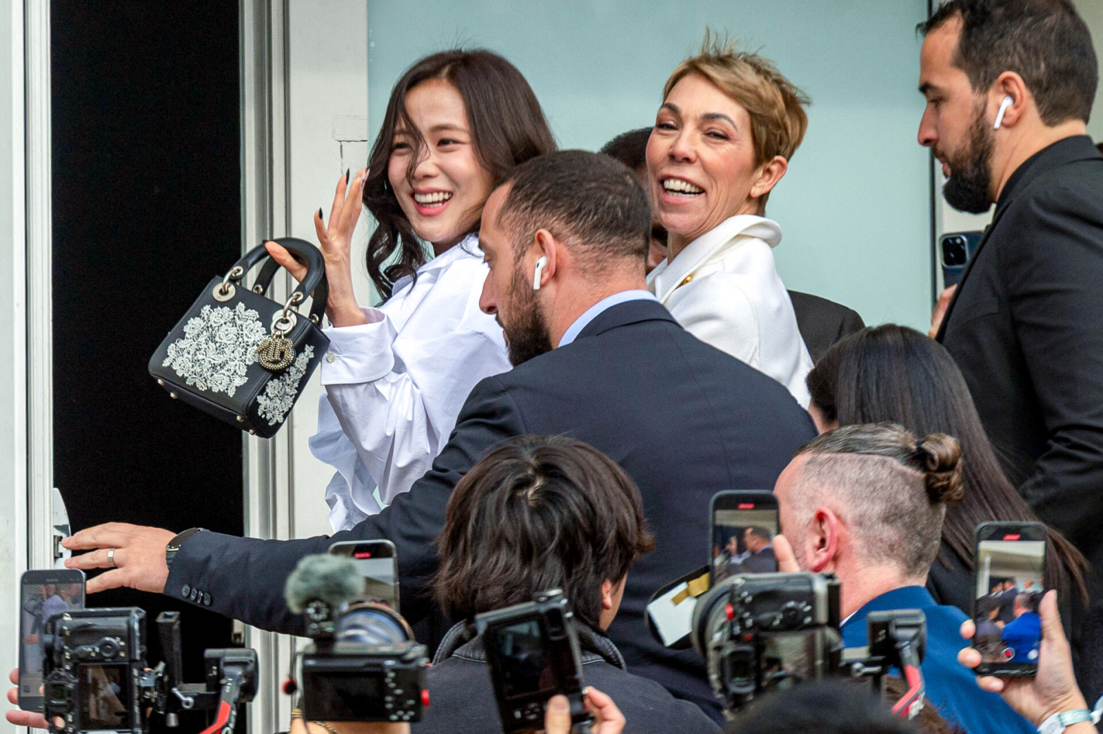 Info du 18/08/2026 - Mathilde Favier (directrice des relations publiques Dior) et son compagnon le producteur de cinéma Nicolas Altmayer sont décédés hier dans un accident de voiture dans les Deux-Sèvres - Jisoo et Mathilde Favier aux arrivées au défilé Christian Dior Mode Féminine Prêt-À-Porter Automne/Hiver 2025-2026 lors de la Fashion Week de Paris (PFW), à Paris, France, le 4 mars 2025. © Yehiel Chekroune/Bestimage