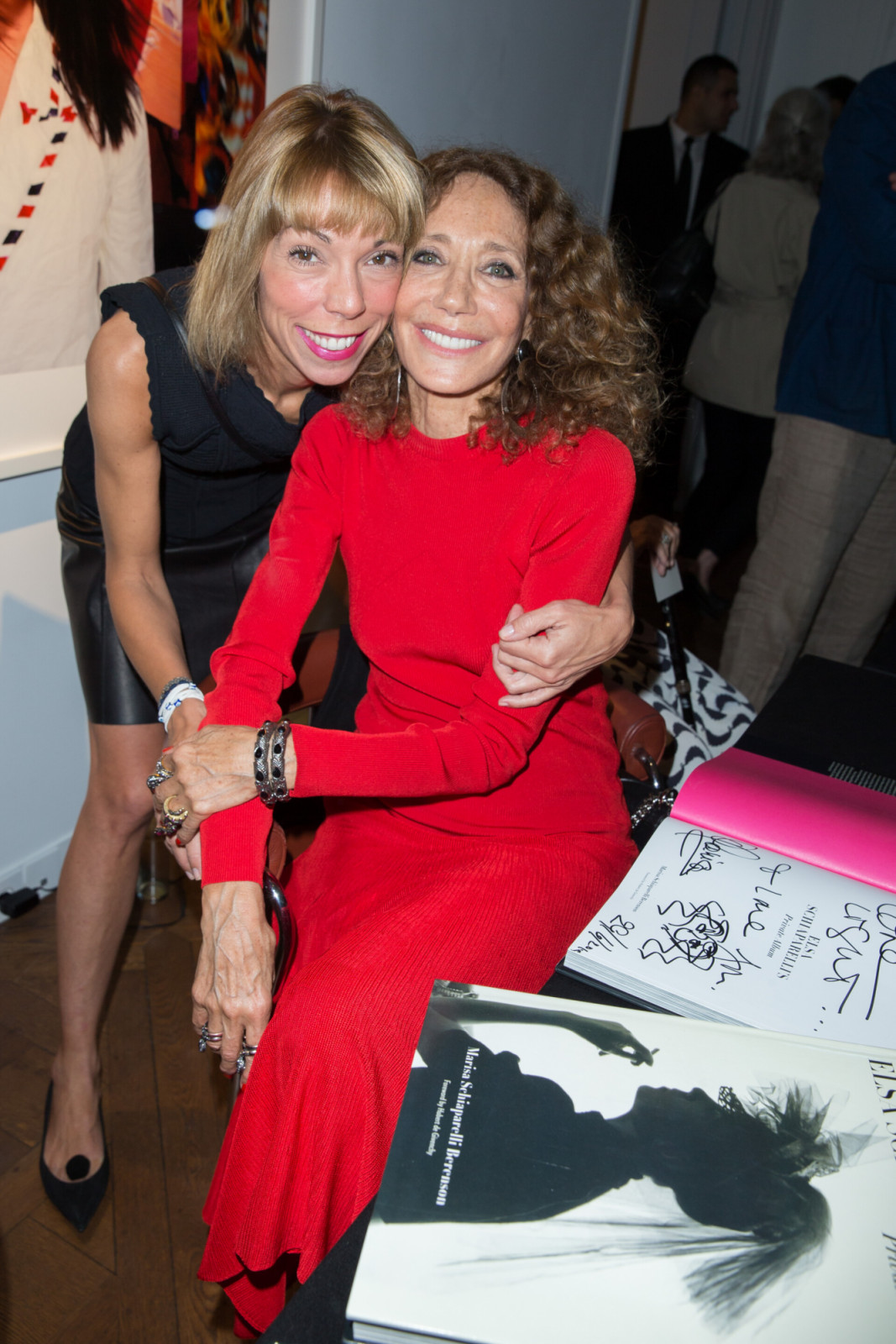 Info du 18/08/2026 - Mathilde Favier (directrice des relations publiques Dior) et son compagnon le producteur de cinéma Nicolas Altmayer sont décédés hier dans un accident de voiture dans les Deux-Sèvres - Mathilde Favier et Marisa Berenson - Signature du livre de Marisa Berenson : "Elsa Shiaparelli's Private Album" chez Christie's à Paris le 29 juin 2015.