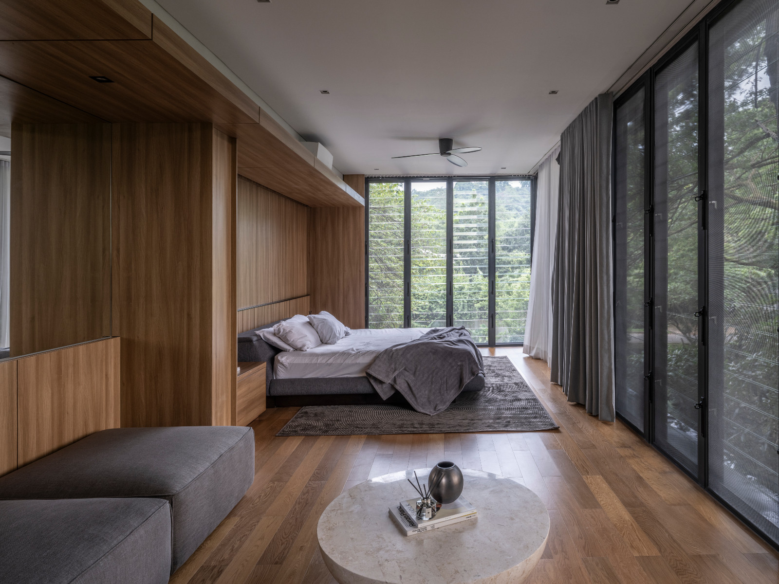 Rather than relying on decorative flourishes, the bedroom derives its character from integrated timber joinery