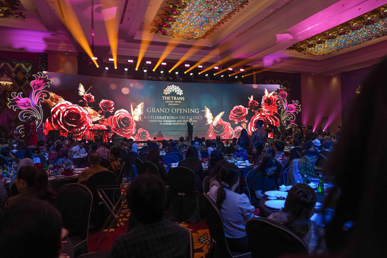 The Trans Luxury Hotel Surabaya merayakan grand
opening pada 14 Agustus 2026 melalui sebuah perayaan istimewa di Grand Ballroom.