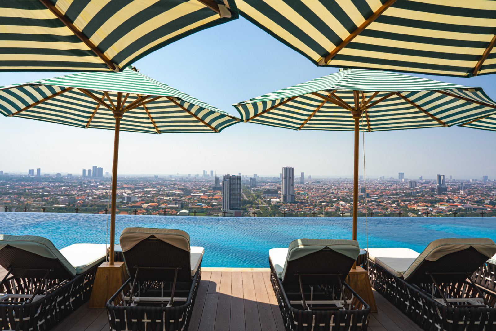 28th Sky Beach Club dengan pemandangan kota