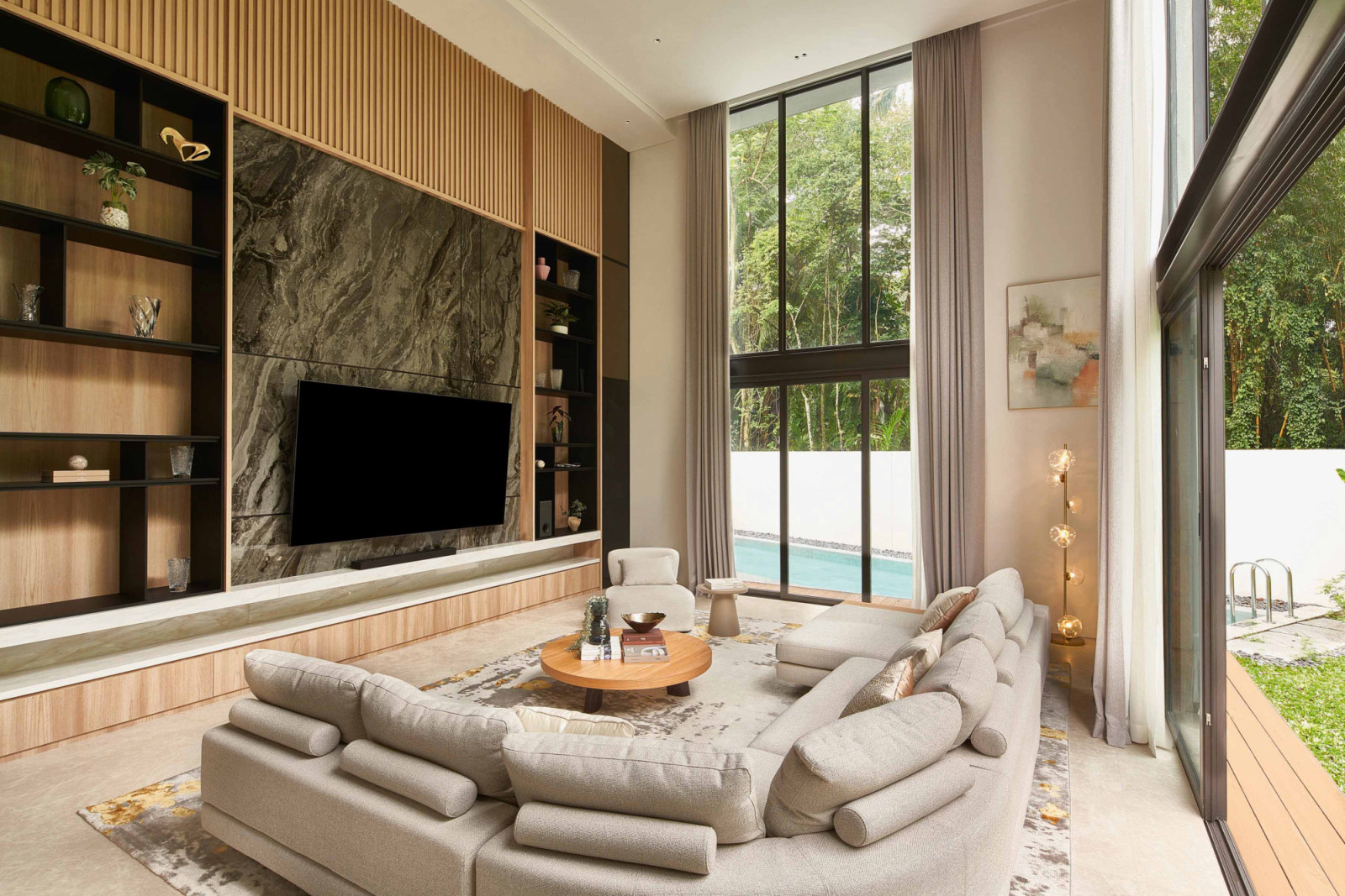 A fluted finish and marble inlays add a sense of dynamism to the imposing TV wall