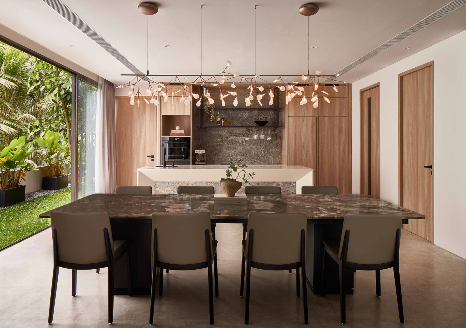 The doors are left open for breezes to enter the Aurum Land CEO’s dining area, resulting in more enjoyable mealtimes