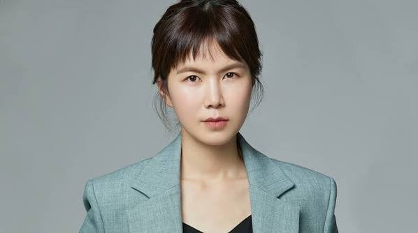 Gong Min-jung in suit against gray background (Photo: Viki)