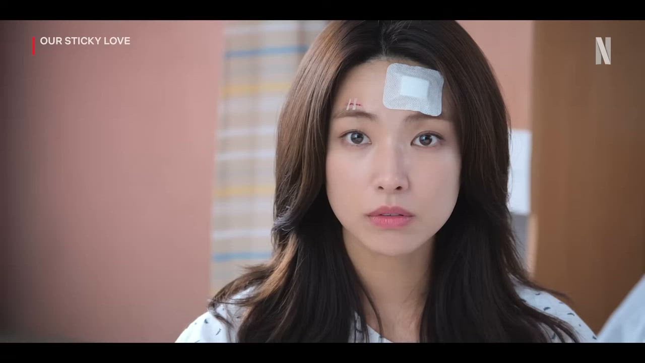 Ha Young wearing bandage on forehead (Photo: Netflix)