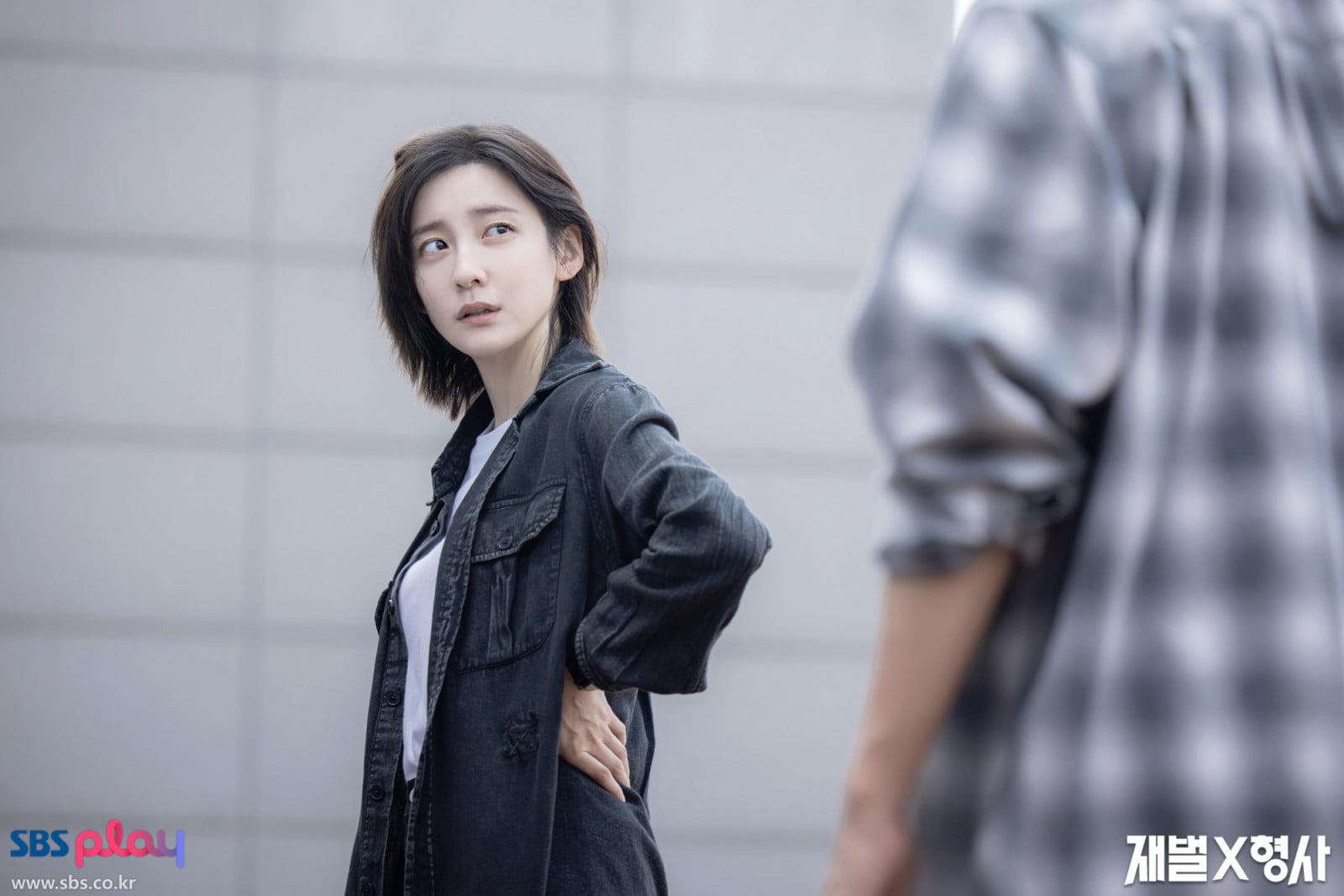 Park Ji-hyun wearing black jacket with hand on hip outdoors (Photo: IMDB)