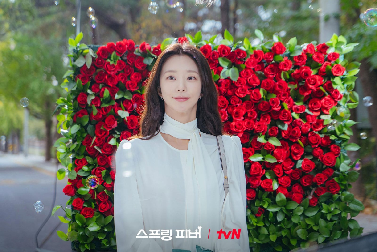 Lee Joo-bin against wall of roses (Photo: tvN)