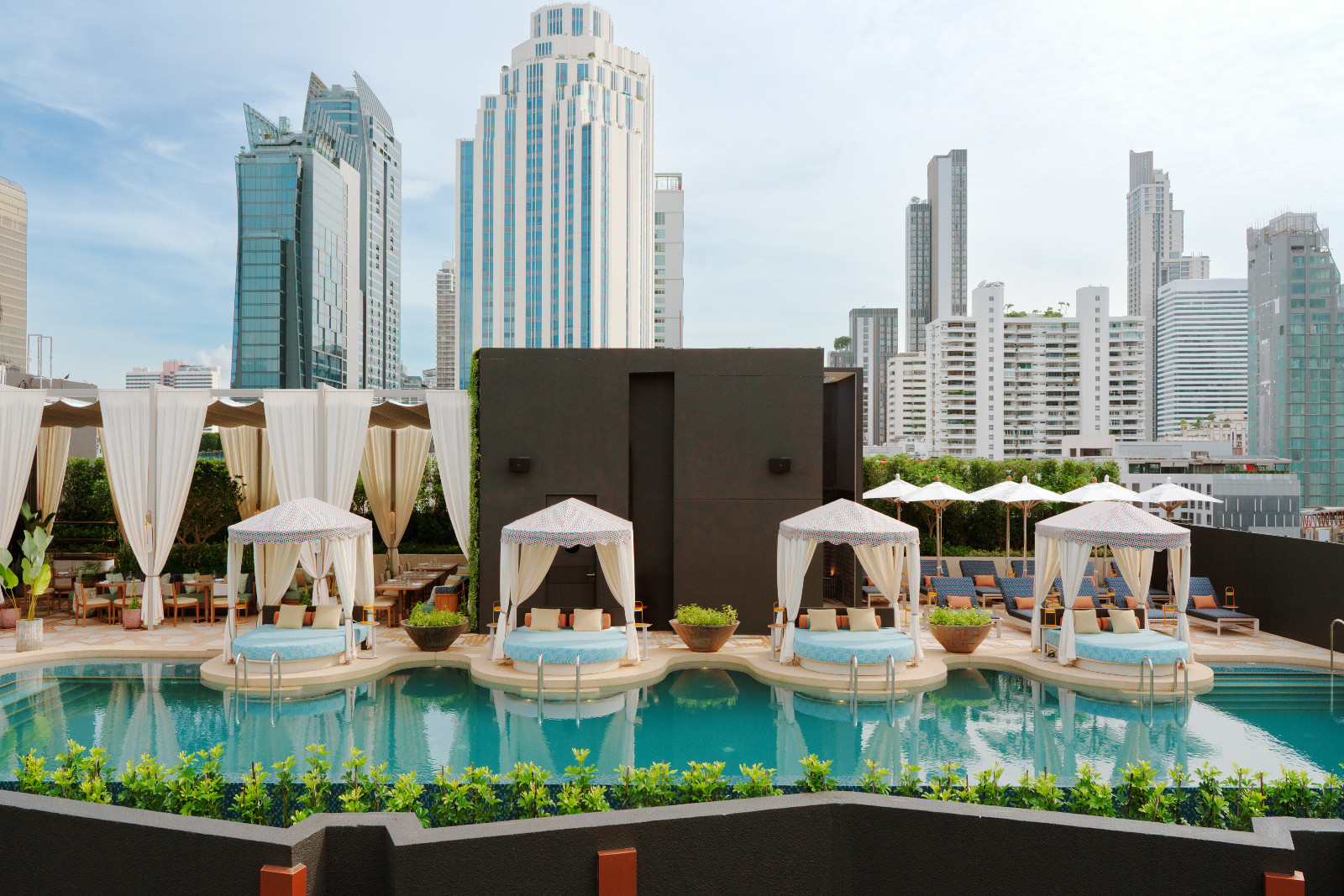 The rooftop pool at Canopy Bangkok Sukhumvit features skyline views over the Asoke district and craft cocktails from sky bar Glint. (Photo: Canopy Bangkok Sukhumvit)