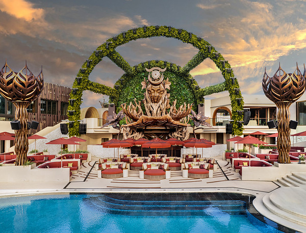 Beachfront daybeds and poolside decks overlooking the Sunset Bay Kuta coastline. (Photo: Zumana Bali)
