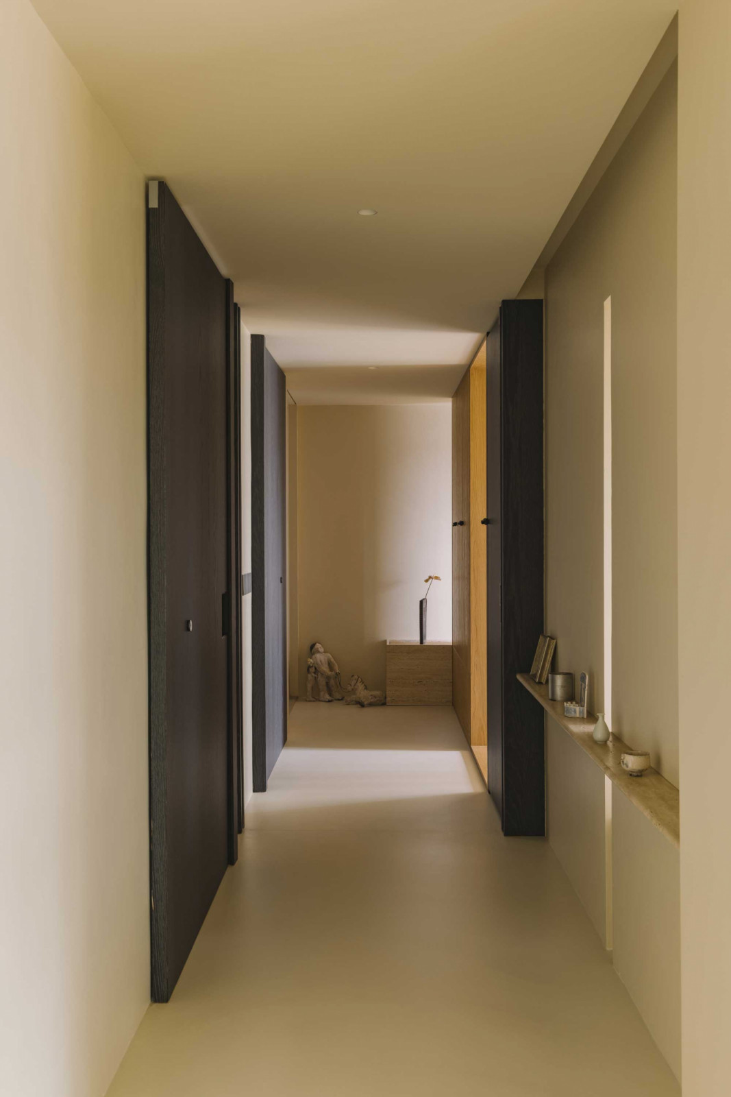 The corridor leading to the private spaces was retained