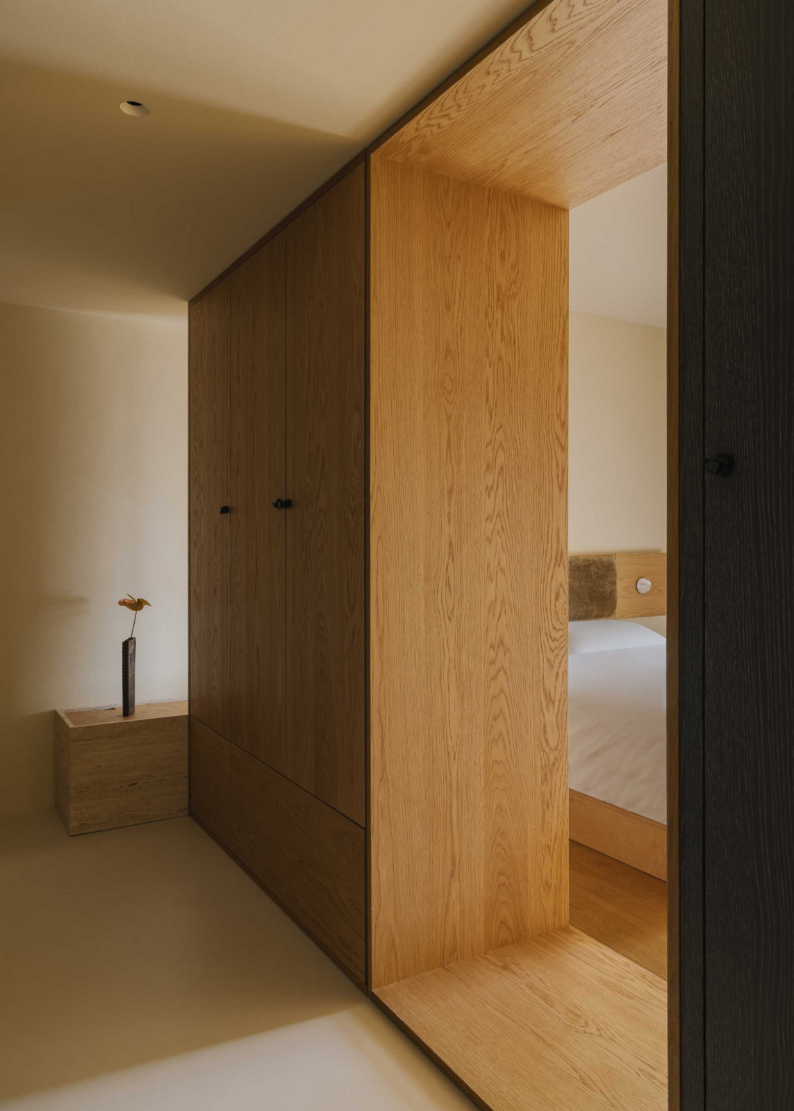 A strategically placed void between the walk-in wardrobe and bedroom