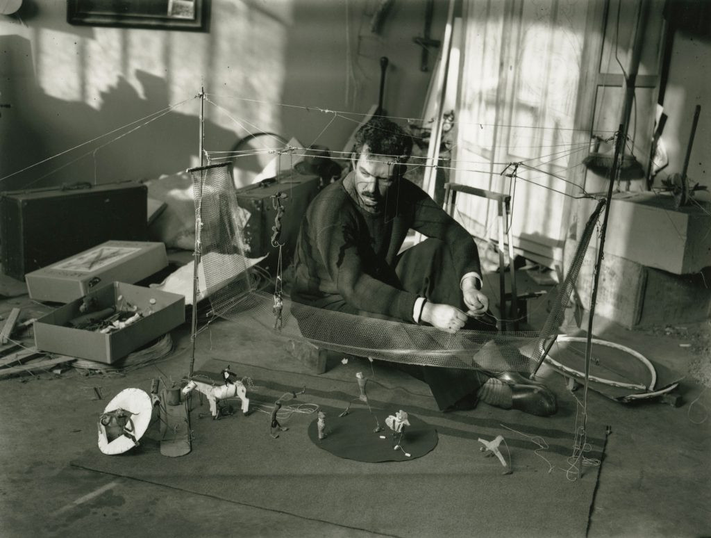 Calder ระหว่างทำผลงาน Cirque Calder (1926–31), 1929 (ภาพ: André Kertész © Ministère de la Culture / Médiathèque de Patrimoine, Dist. RMN-Grand Palais / André Kertész)