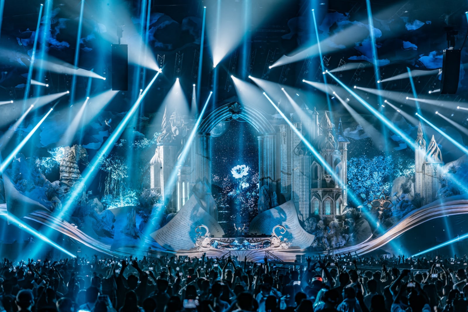 Tomorrowland staple Dimitri Vegas commanded the mainstage during the inaugural 2025 Shanghai edition, setting a new benchmark for live electronic music in China. (Photo: courtesy of Hero Esports)