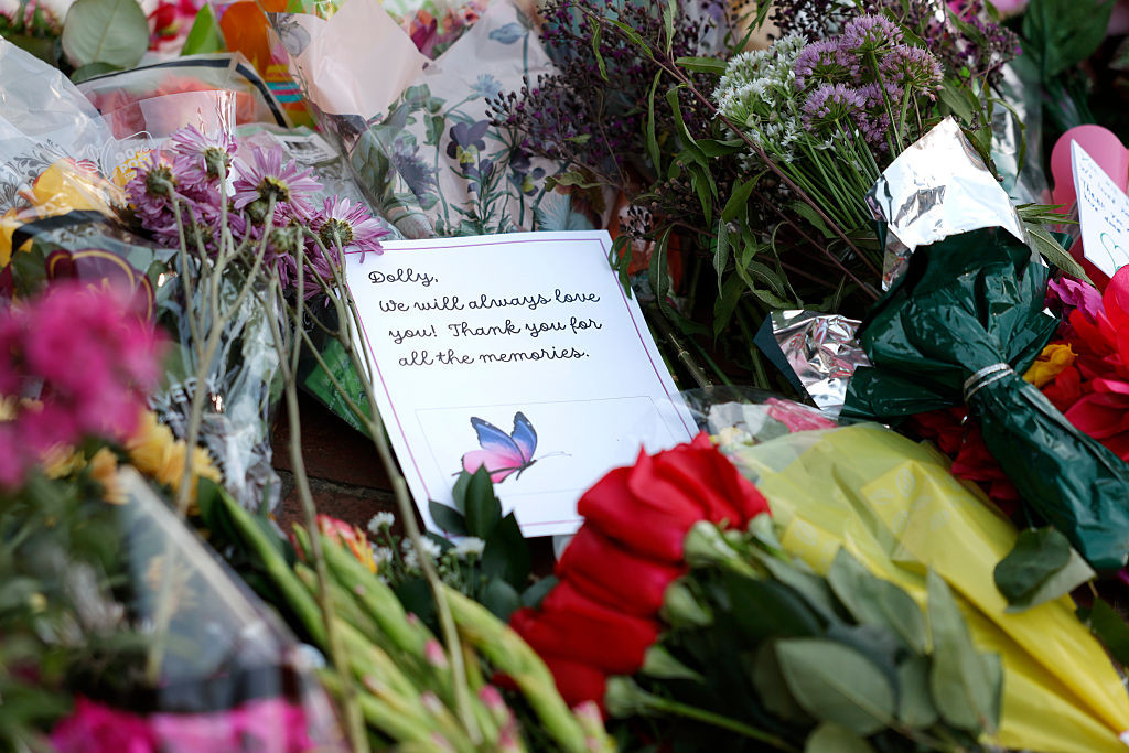 SEVIERVILLE, TENNESSEE - AUGUST 25: A note reading, "Dolly, We will always love you! Thank you for all the memories." is placed at the Dolly Parton Statue on the front lawn of the Sevier County Courthouse on August 25, 2026 in Sevierville, Tennessee. Parton passed away on August 25, 2026 at the age of 80. (Photo by Jason Kempin/Getty Images)