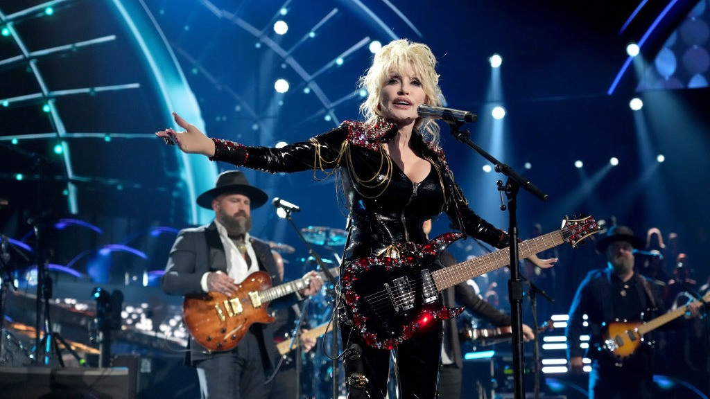 LOS ANGELES, CALIFORNIA - NOVEMBER 05: Inductee Dolly Parton performs onstage during attends the 37th Annual Rock & Roll Hall of Fame Induction Ceremony at Microsoft Theater on November 05, 2022 in Los Angeles, California. (Photo by Kevin Mazur/Getty Images for The Rock and Roll Hall of Fame)