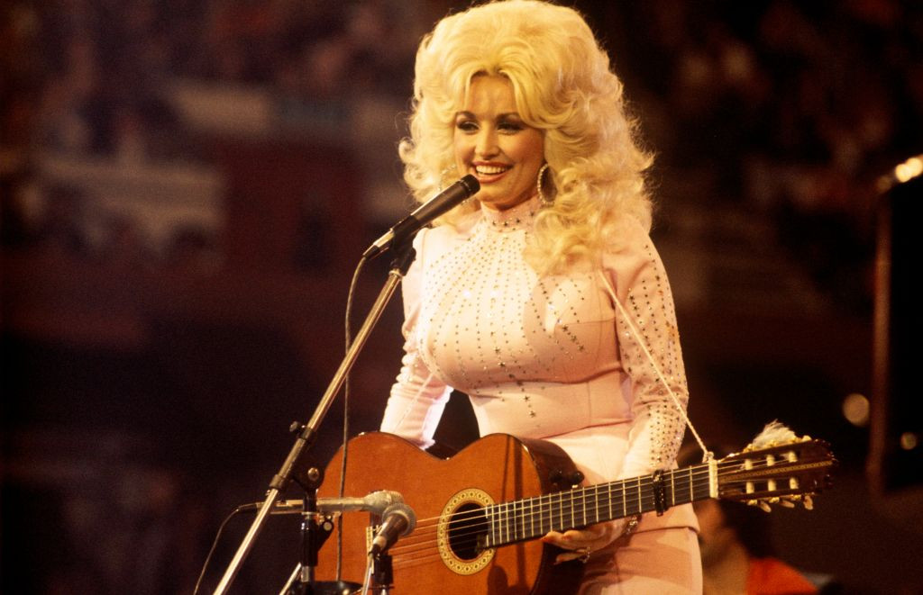 American singer, songwriter and actress Dolly Parton in 1976. (Photo: David Redfern/Redferns via Getty Images)
