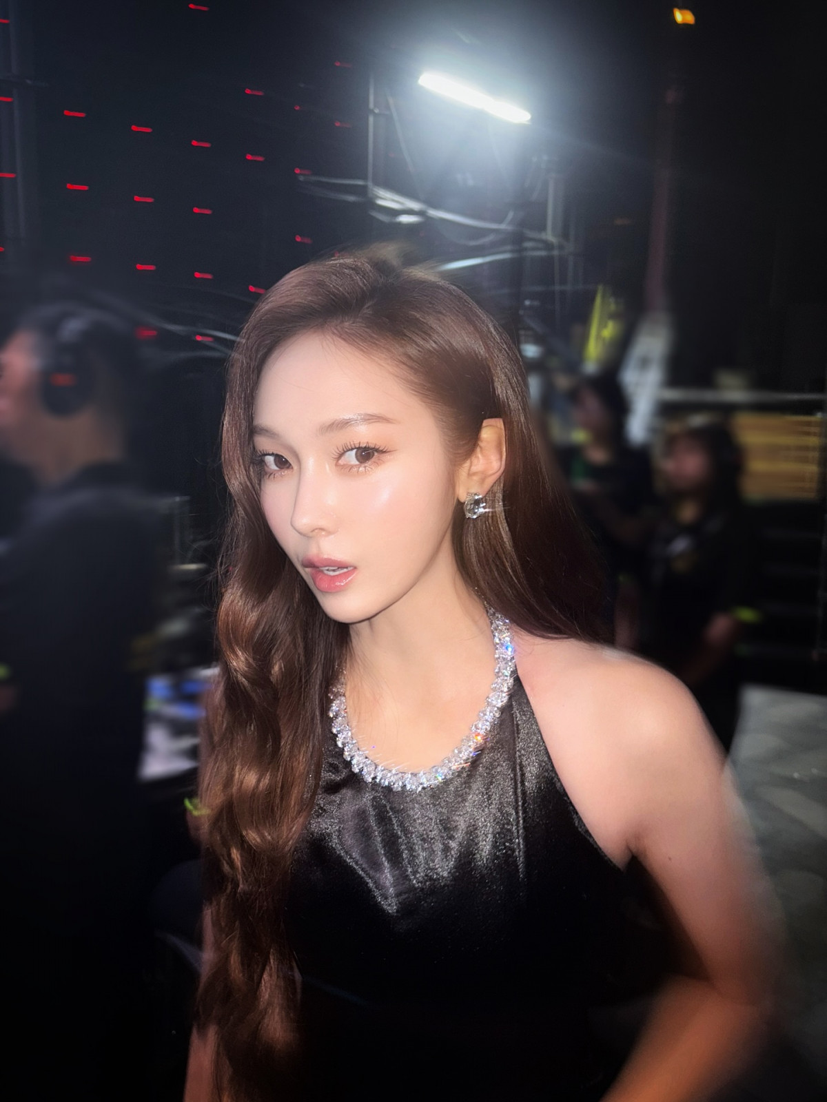 Jessica Jung wearing black backstage (Photo: Instagram/@jessica.syj)