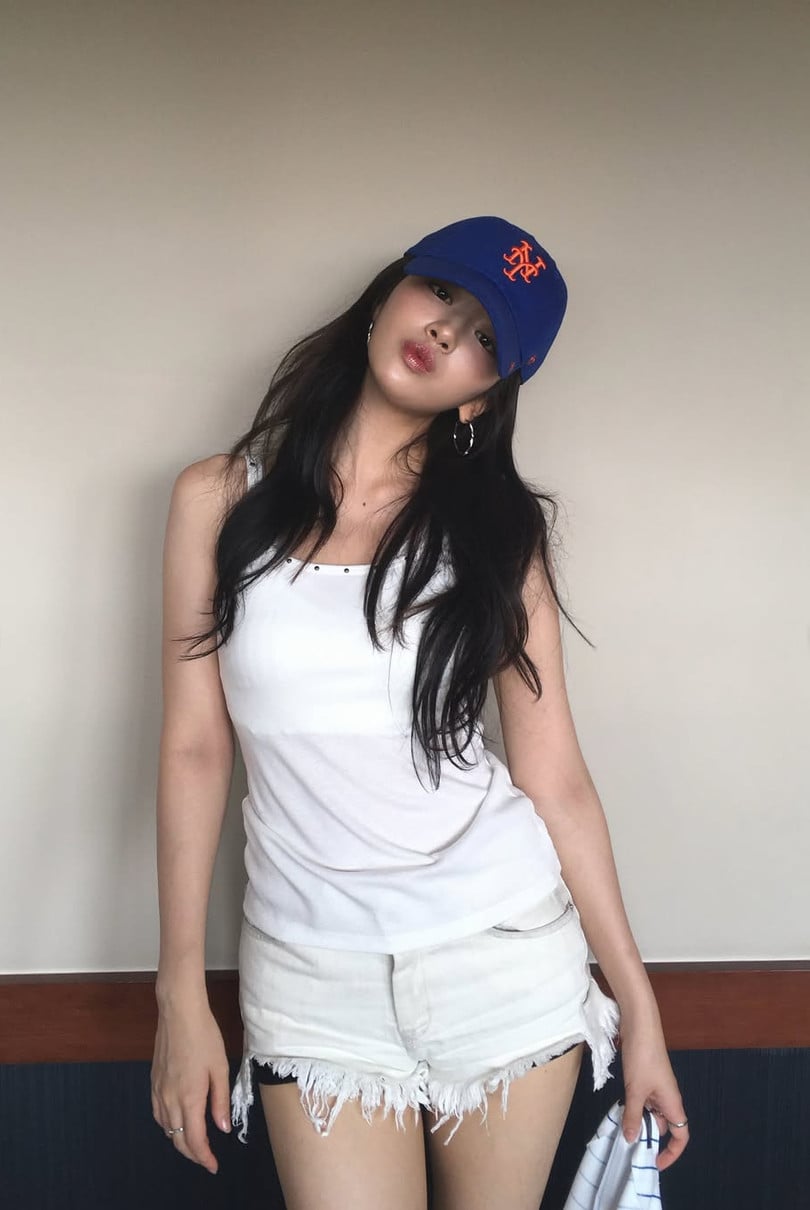 An Yu-jin, leader of IVE, embraces a sporty-chic aesthetic in a New York Mets cap.