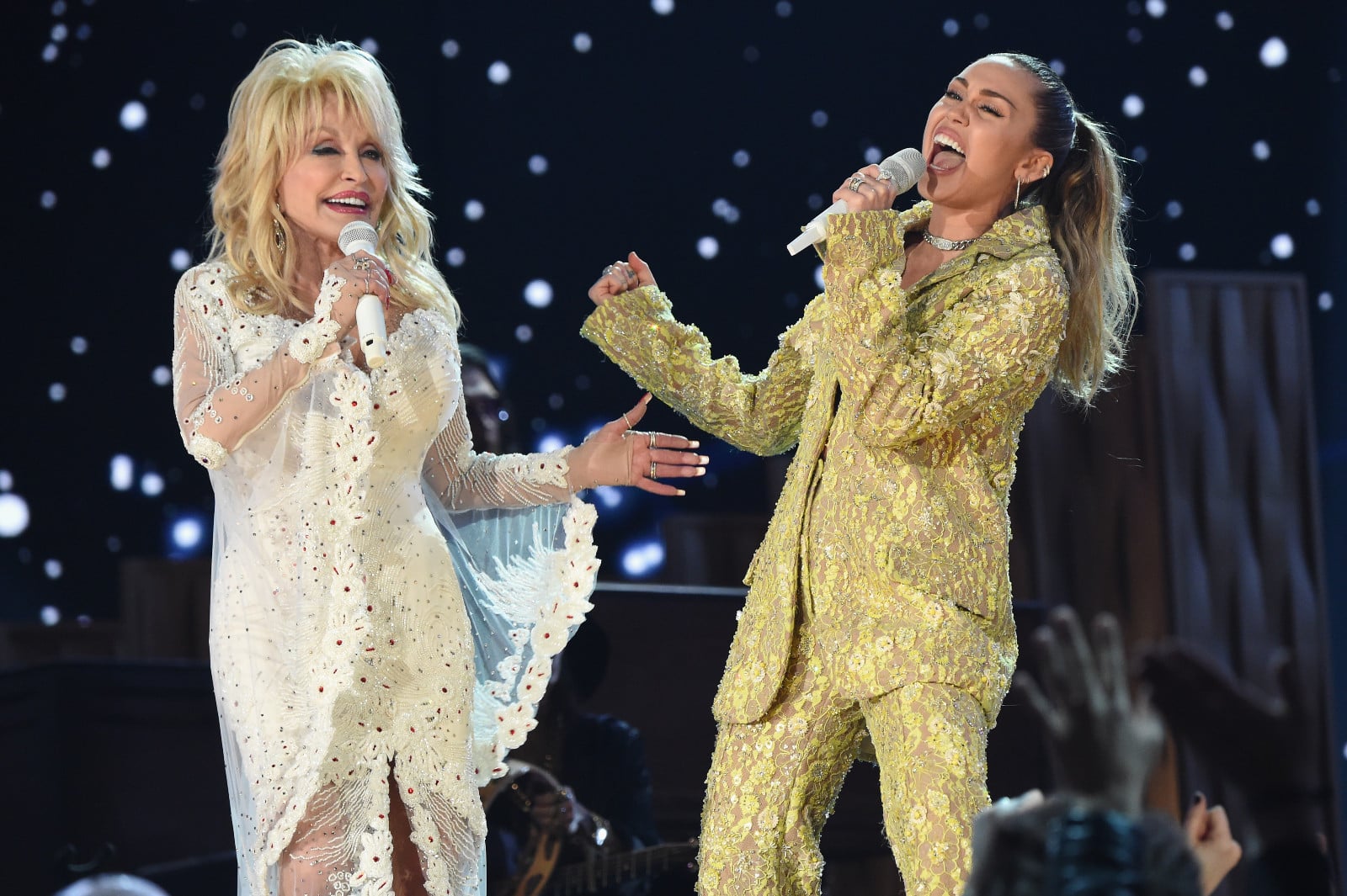 Miley Cyrus joined Dolly Parton for a duet of ‘Jolene’ at the 2019 Grammy Awards. (Photo: Getty Images)