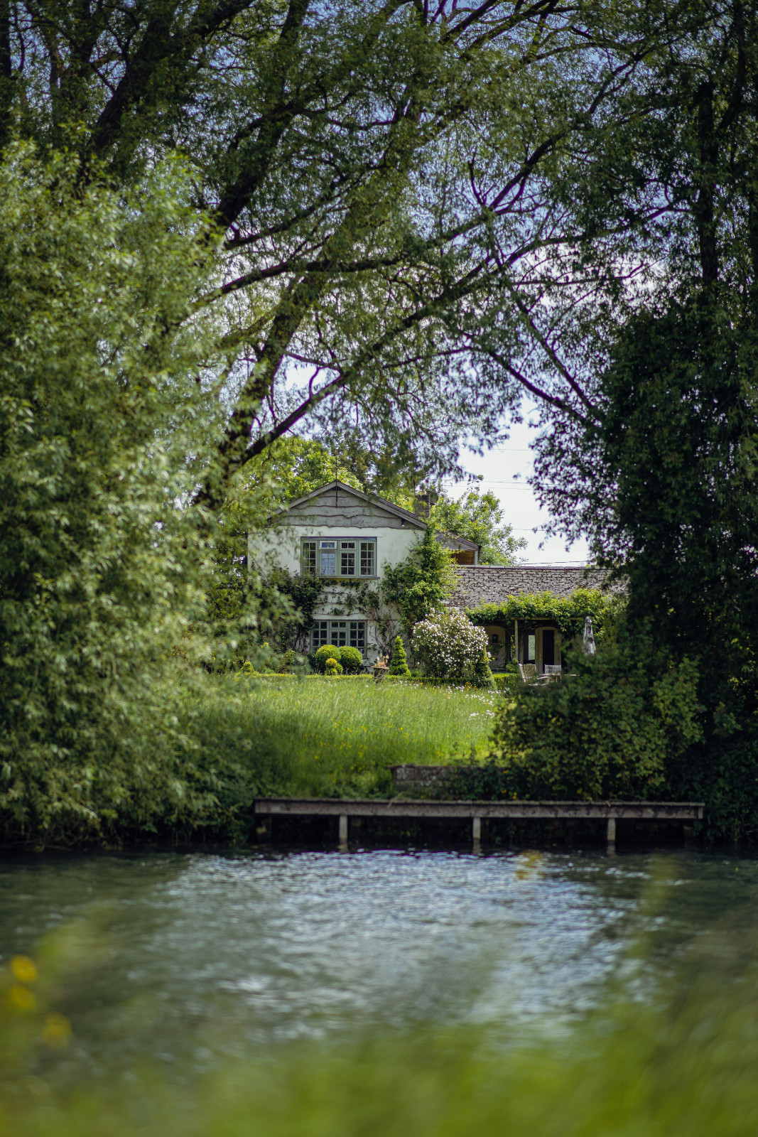 A riverside cottage in the Oxfordshire countryside, the kind of secluded, tree-screened setting the region is known for (Photo: Ben Elliot)