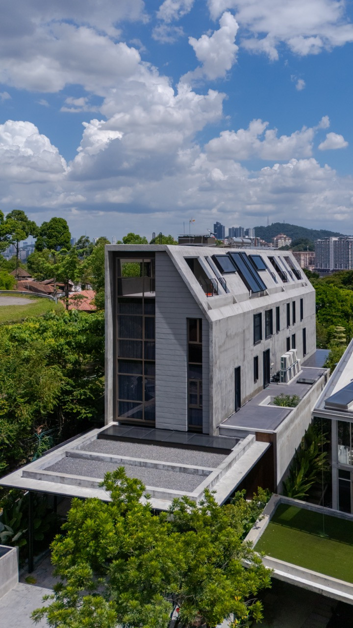 The rear elevation shows the chamfered upper floors, derived from Sierramas’ height guidelines, alongside the roof-level terrace and skylights