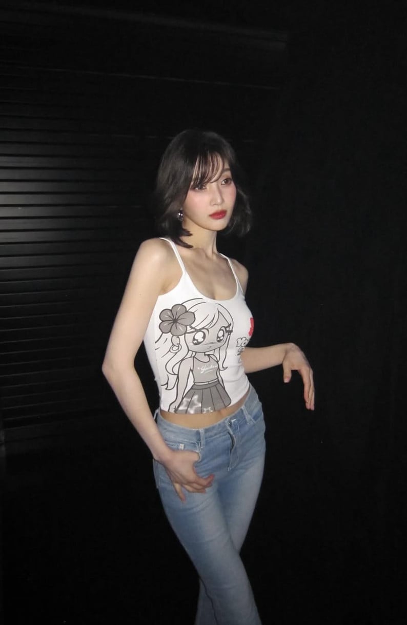 Joy of Red Velvet showcases her modern casual style.