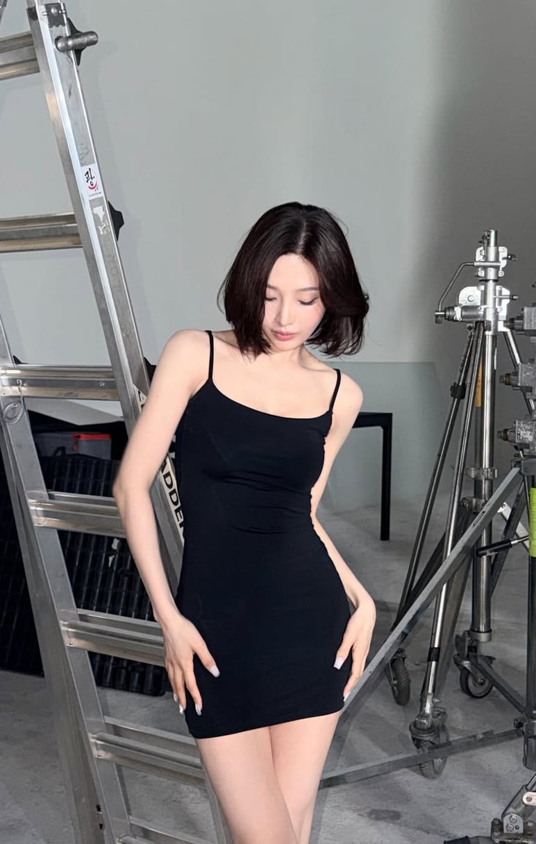 Joy of Red Velvet captivates with her signature elegance.
