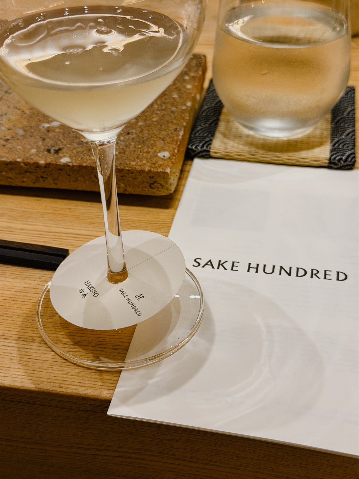 เมนูและสาเก Hakuso ของ SAKE HUNDRED (ภาพ: Amanda Ampornmaha)